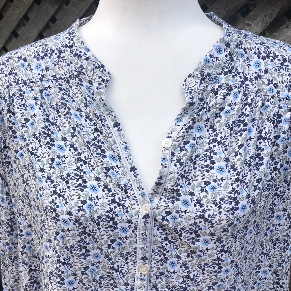 Max Studio Ladies Long Sleeve Blouse Blue Flowers on White back ground Hi Lo